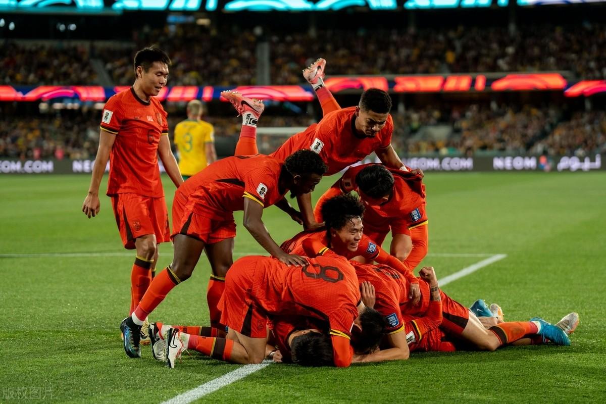 河北队球员努力拼搏，获得胜利